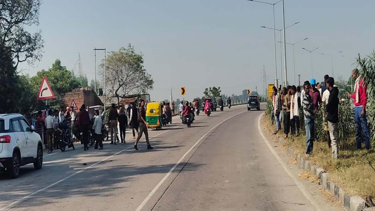 Fatehpur: Women crossing the highway were hit by a Bolero, one died and one injured