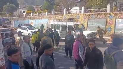 Chamoli: हरिद्वार से शादी में शामिल होने जा रहे थे गांव, बाइक समेत खाई में गिरे दो युवक, एक की मौत, दूसरा घायल Chamoli Accident News Youth died after Bike Fell into ditch near Officers Mess in Gauchar