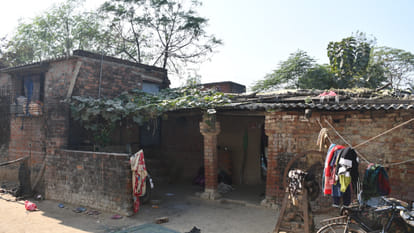 In Gorakhapur, Dead body not picked up for three hours... Family members said - Bulldozers should go first