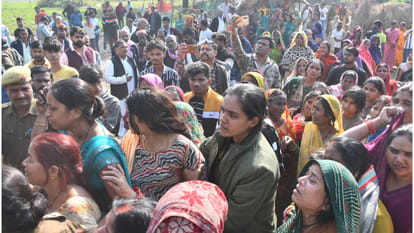 In Gorakhapur, Dead body not picked up for three hours... Family members said - Bulldozers should go first