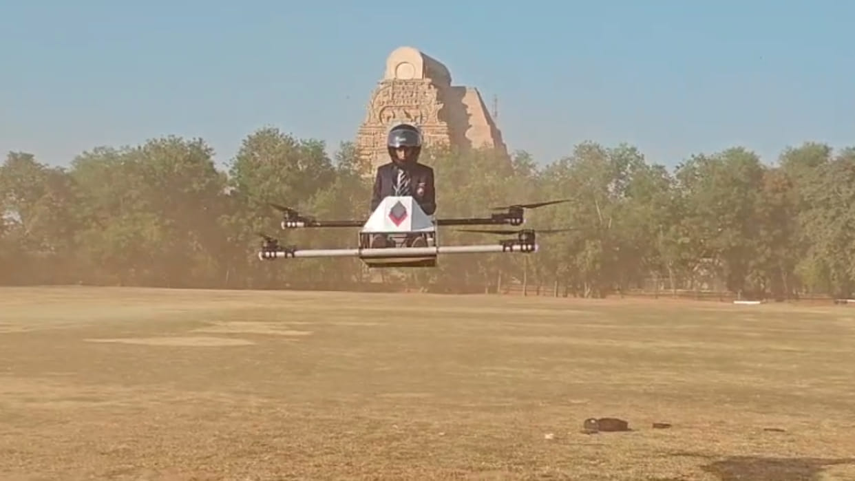 MP News: See for the first time a drone flying with a human on board, a 12th class student from Gwalior has do