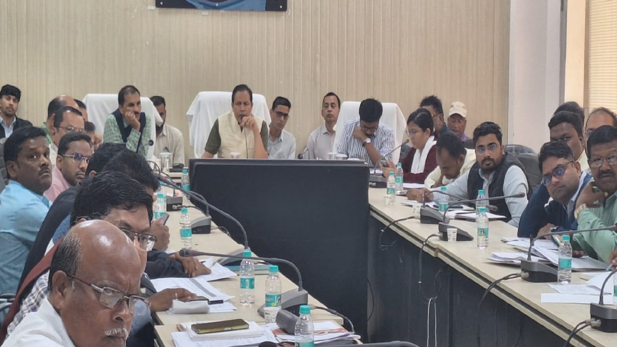 Collector Dharmesh Sahu reviewed the works of the district in Sarangarh-Bilaigarh