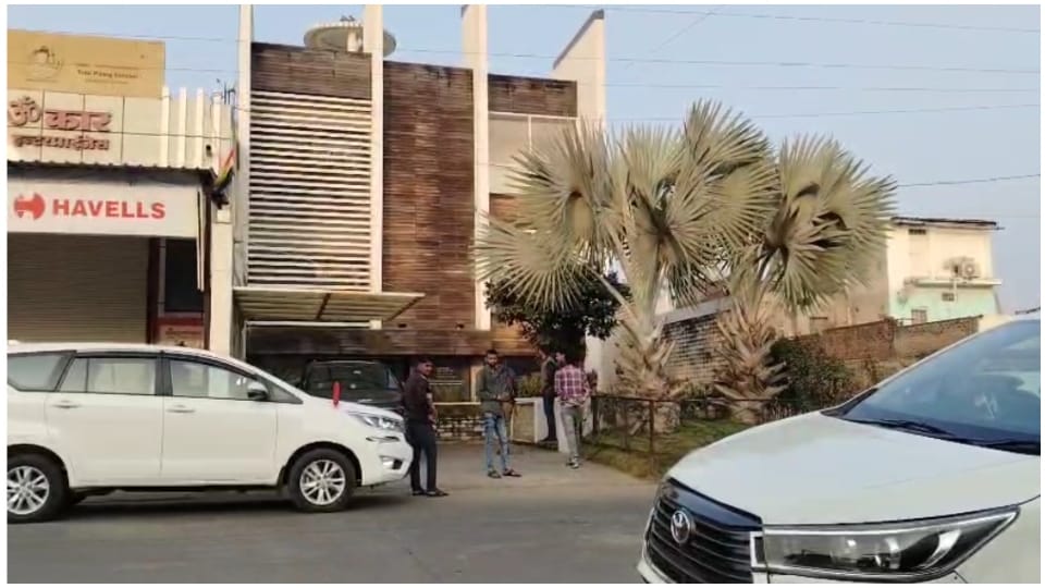 MP IT Raid: Income Tax raids on 12 locations of big businessmen of Dhar Hindi News