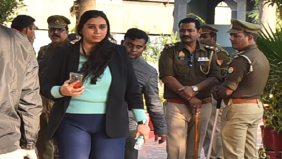 Meerut: neck was outside the body in lift, Karishma was stuck in the gate on the stretcher for 50 minutes