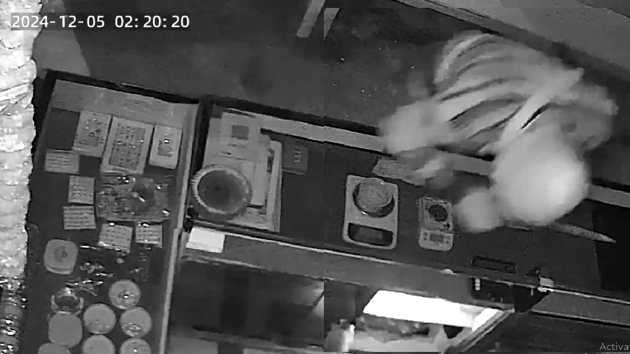 Goods worth thousands stolen by uprooting the shutter of a bullion shop in Hapur
