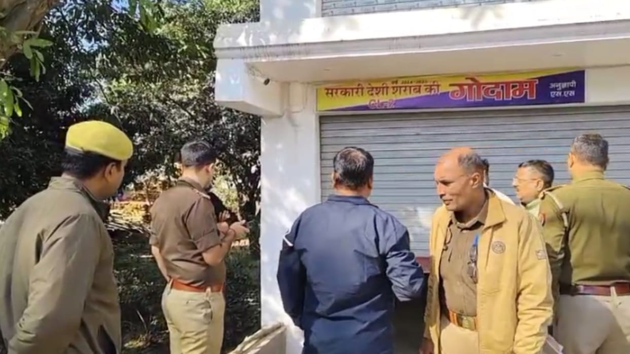 criminals stole one lakh 88 thousand rupees from liquor warehouse in Azamgarh
