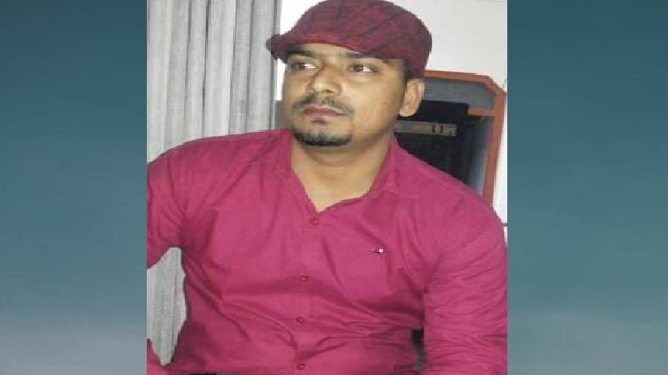 Amroha: Lekhpal arrested Hasanpur while taking bribe 15 thousand, caught he started pleading with folded hands