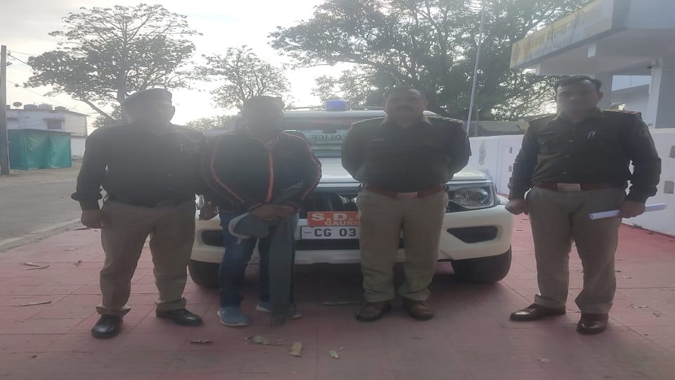 Police arrested accused who was absconding for a month from his own house in Gaurela Pendra Marwahi