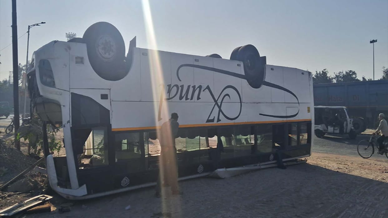 Kanpur: A bus full of baraatis lost control and overturned, 16 passengers injured