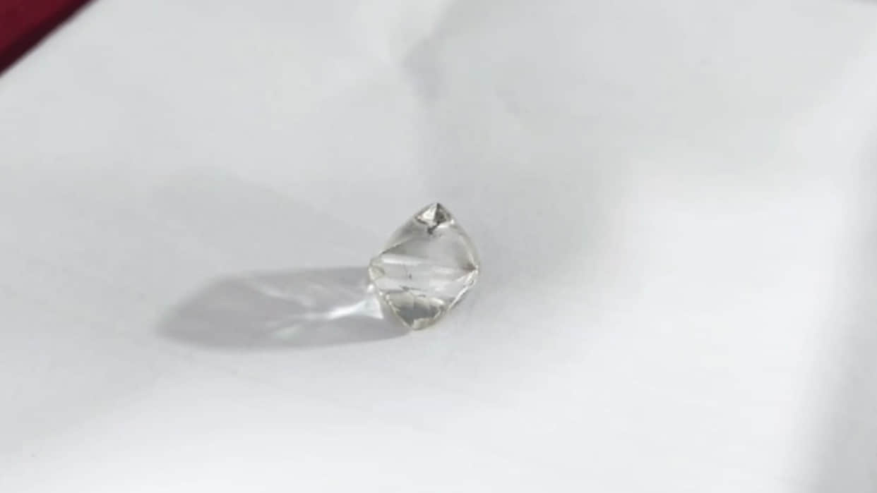 Diamond auction: On the second day, a 16 carat 10 cent diamond was sold for 97.56 lakhs