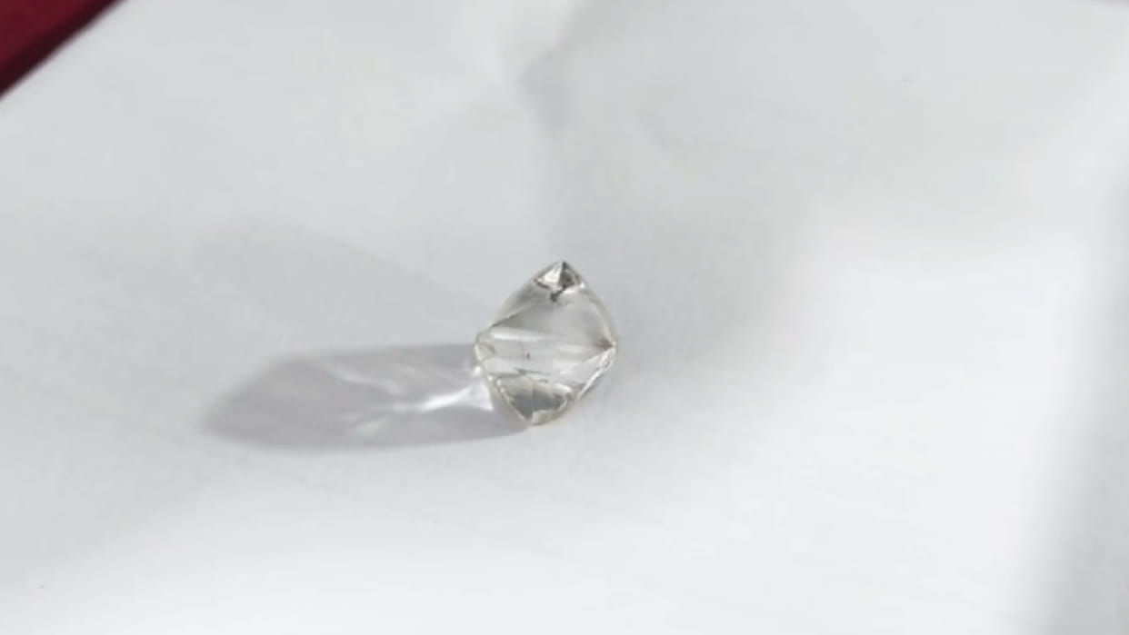Diamond auction: On the second day, a 16 carat 10 cent diamond was sold for 97.56 lakhs