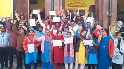 UP News: Notice of termination of service to security guards posted in government hospitals, created ruckus and demonstrated Security guards posted in government hospitals in Ayodhya were given termination notice.