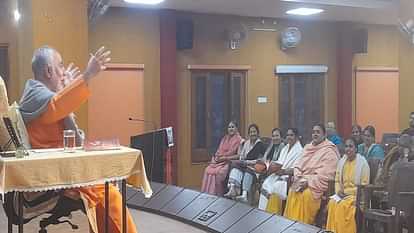 Swami Swaroopanand praised the divine qualities of Hanumanji, the devotees were overwhelmed with emotion