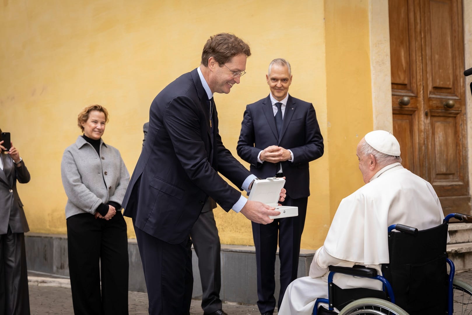 Pope Francis New Car Popemobile All Electric Mercedes G-Wagon SUV Know Details