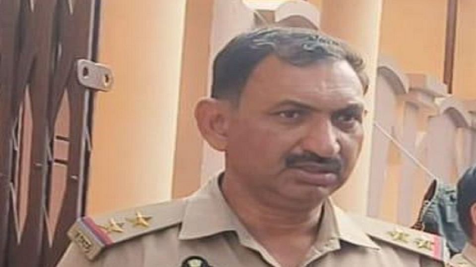 Meerut: Inspector caught red handed for taking bribe of Rs 10,000, taken to police station like a criminal