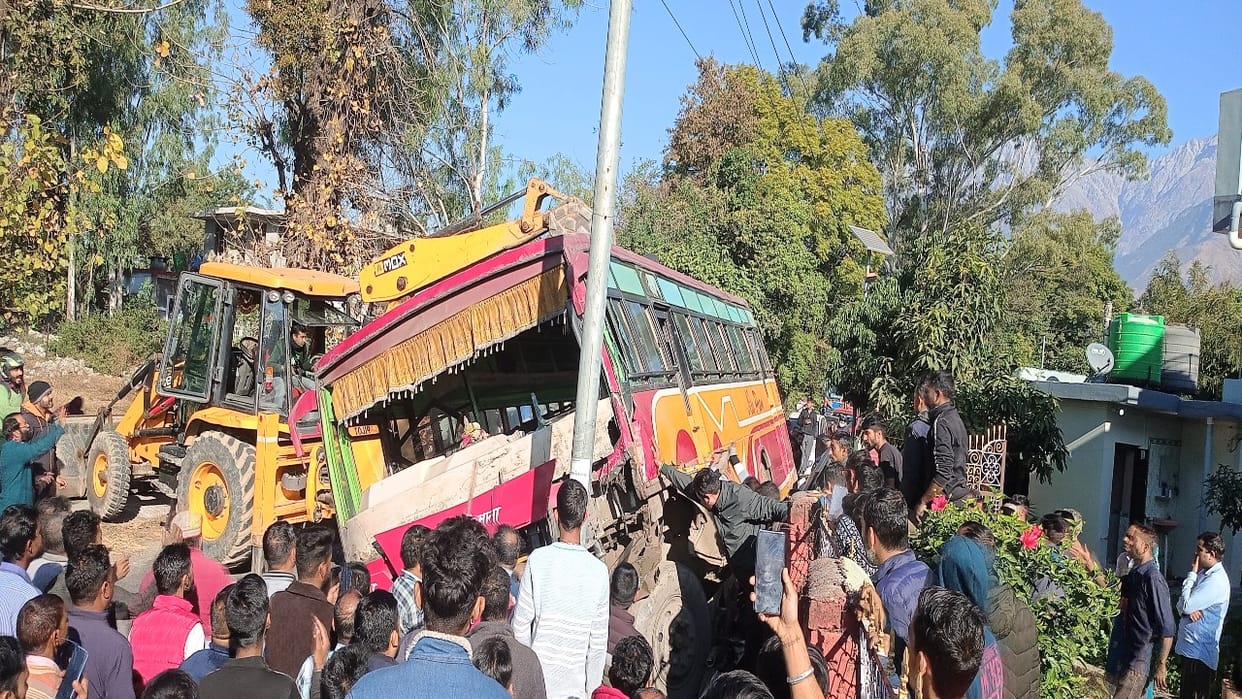 Road Accident: private bus and a car collided near Majhetli on Dharamshala-Nagrota, two people injured