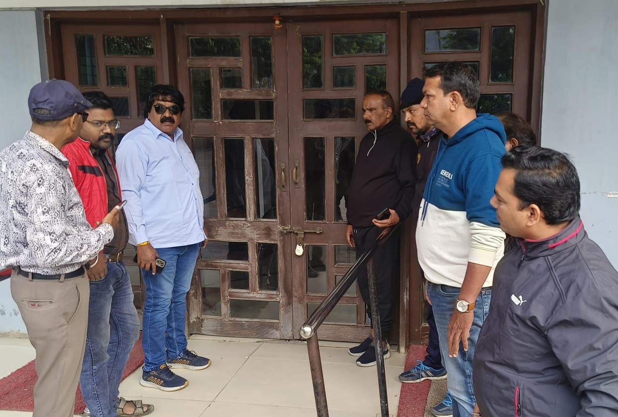 Indore: Show of Pushpa-2 film in dangerous cinema hall, corporation officials arrived before the audience, sea