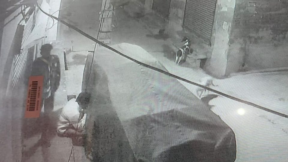 UP: Jewelery worth Rs 12 lakh and cash worth Rs 4.5 lakh stolen from bike showroom manager's house in Meerut