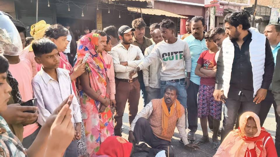 family created ruckus by placing body on Tanda-Banda highway On death of youth in his in-laws house in Amethi