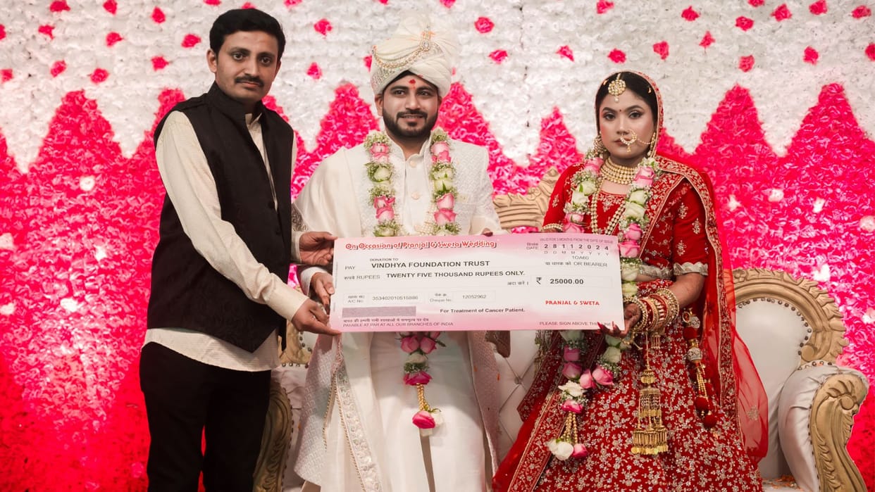 bride and groom gave 25 thousand to help cancer patients before wedding in mirzapur