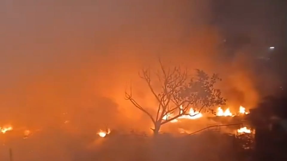 Delhi : fire in the slums of Rani Garden in the Geeta Colony area of Shahdara distric