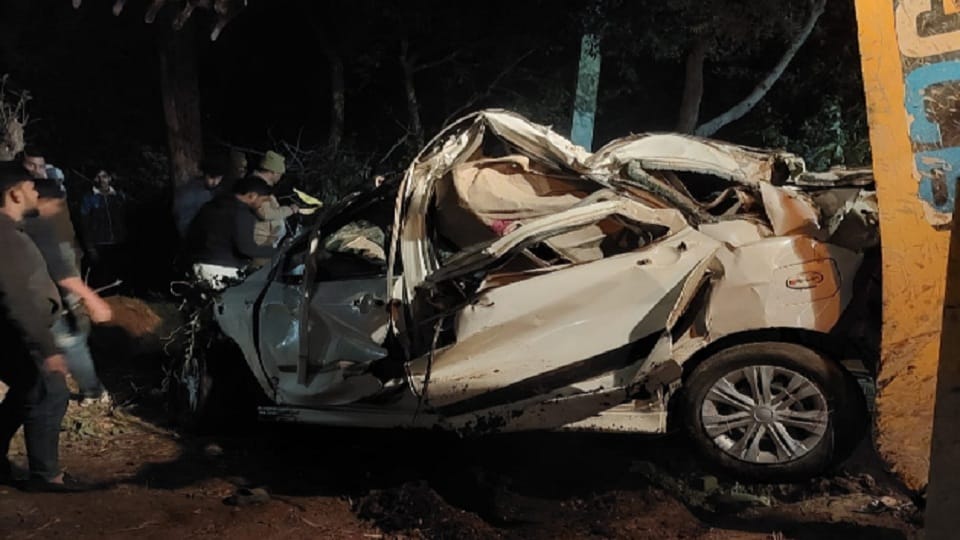 Major accident in Pilibhit, car collided with a tree and fell into a ditch; Five people died