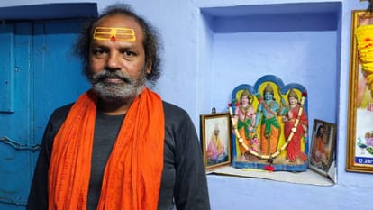 अपने आवास पर कार सेवक केवल चंद कुशवाहा।