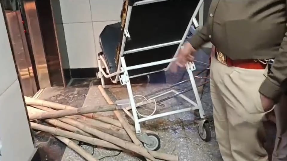 Meerut: Mother died when hospital lift broke... Registration cancelled, now demolition to take place