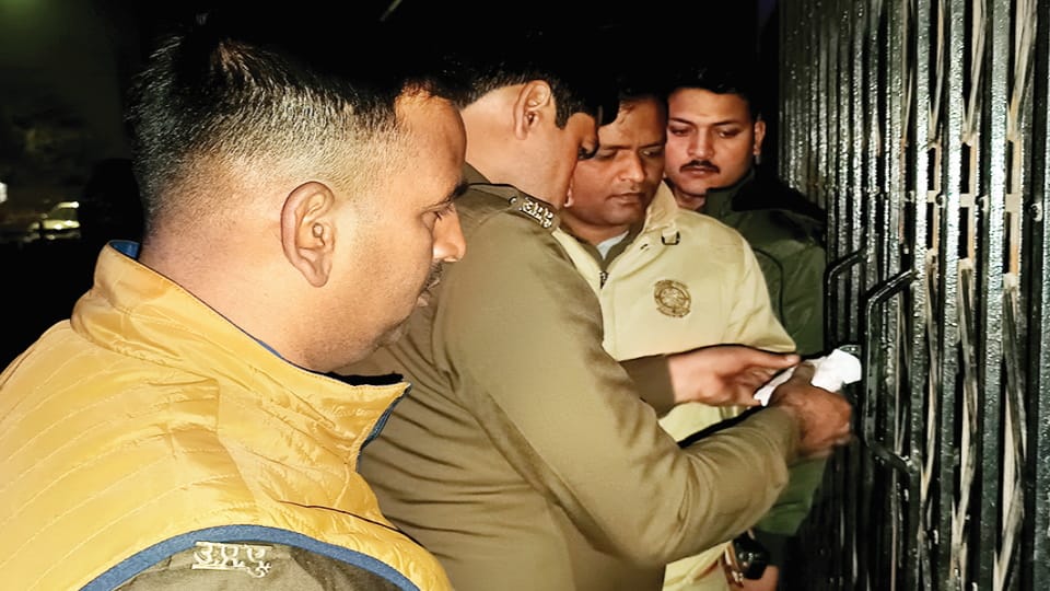 Pregnant woman dies in lift: Family members were distributing sweets on the birth of a daughter