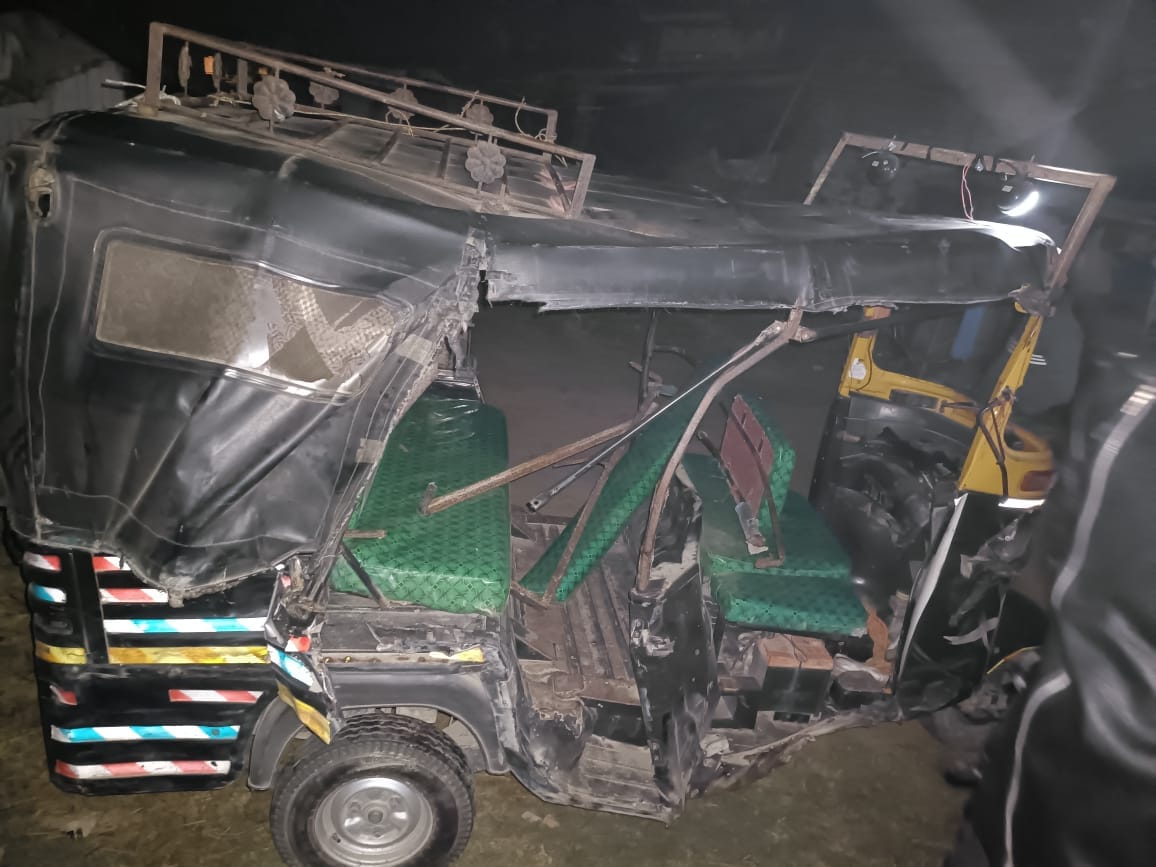 Bahraich: A tractor trolly hits an e rickshaw and auto, woman died.