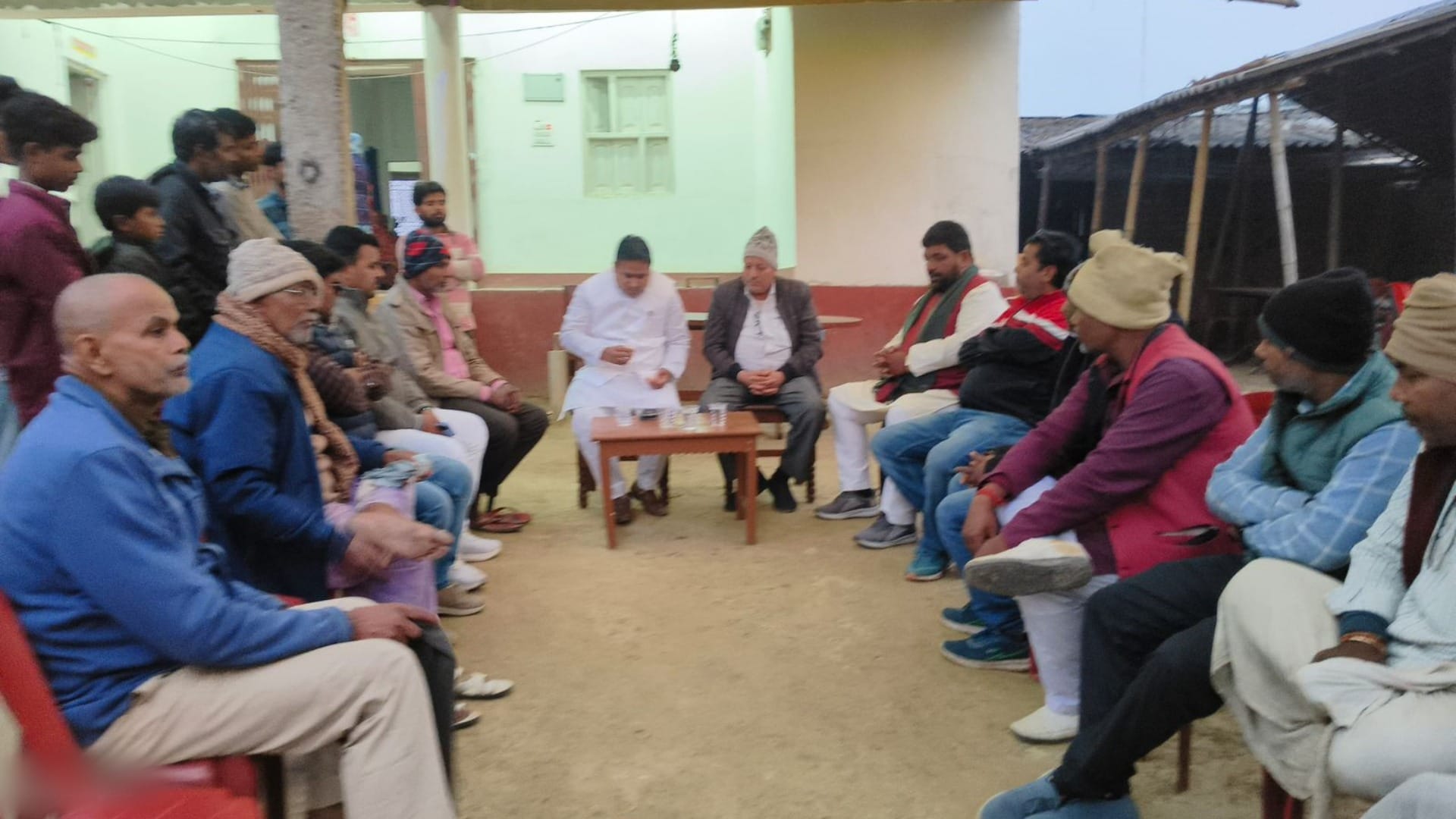 शहीद जवान संजीव भंडारी के परिजनों से मुलाकात के दौरान कांग्रेस नेता