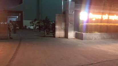 मोतिहारी में इसी परिसर के अंदर चालीस गाड़ियों का काफिला पहुंचा है।