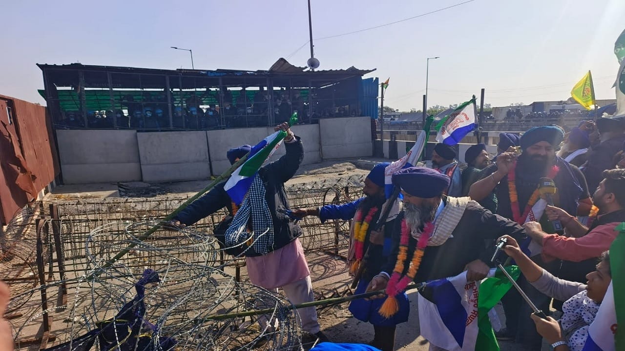 Farmers march to Delhi, Attempt to uproot barricades and barbed wires at Shambhu border