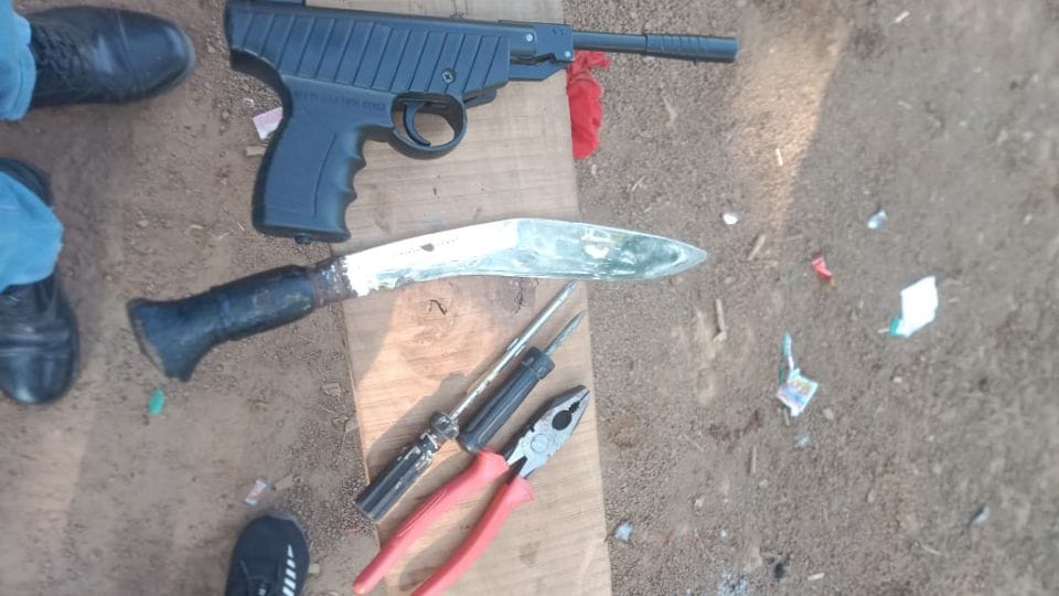 shopkeeper and his associates were assaulted with weapons In Raigarh