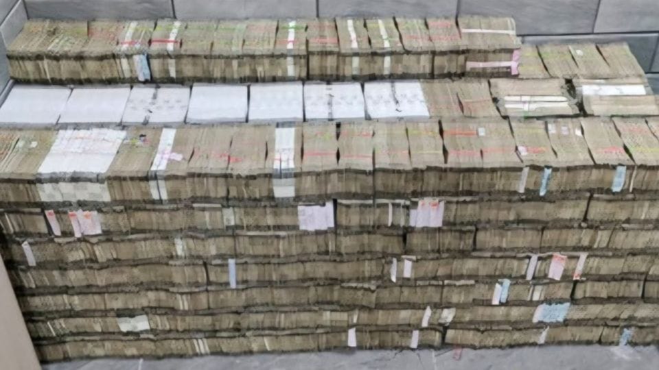 ED raids Ahmedabad Mumbai Updates cash seized in Nashik Merchant case news in Hindi