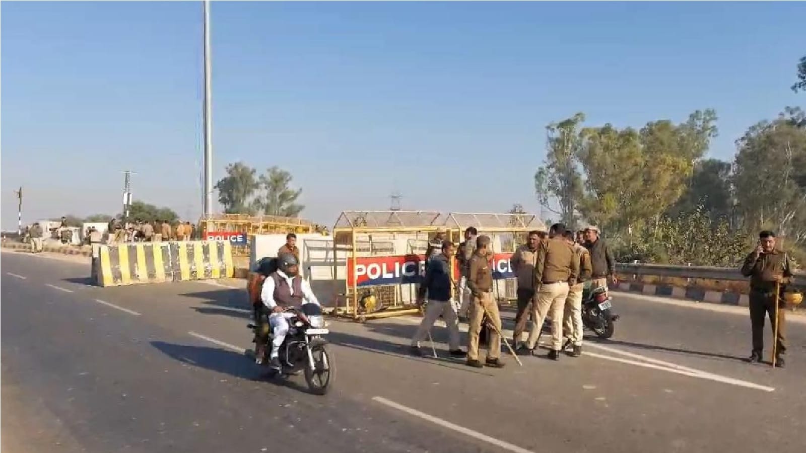 Farmers march to Delhi, Attempt to uproot barricades and barbed wires at Shambhu border