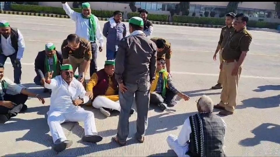 Farmer leaders stopped from going to Noida at Mathura toll plaza