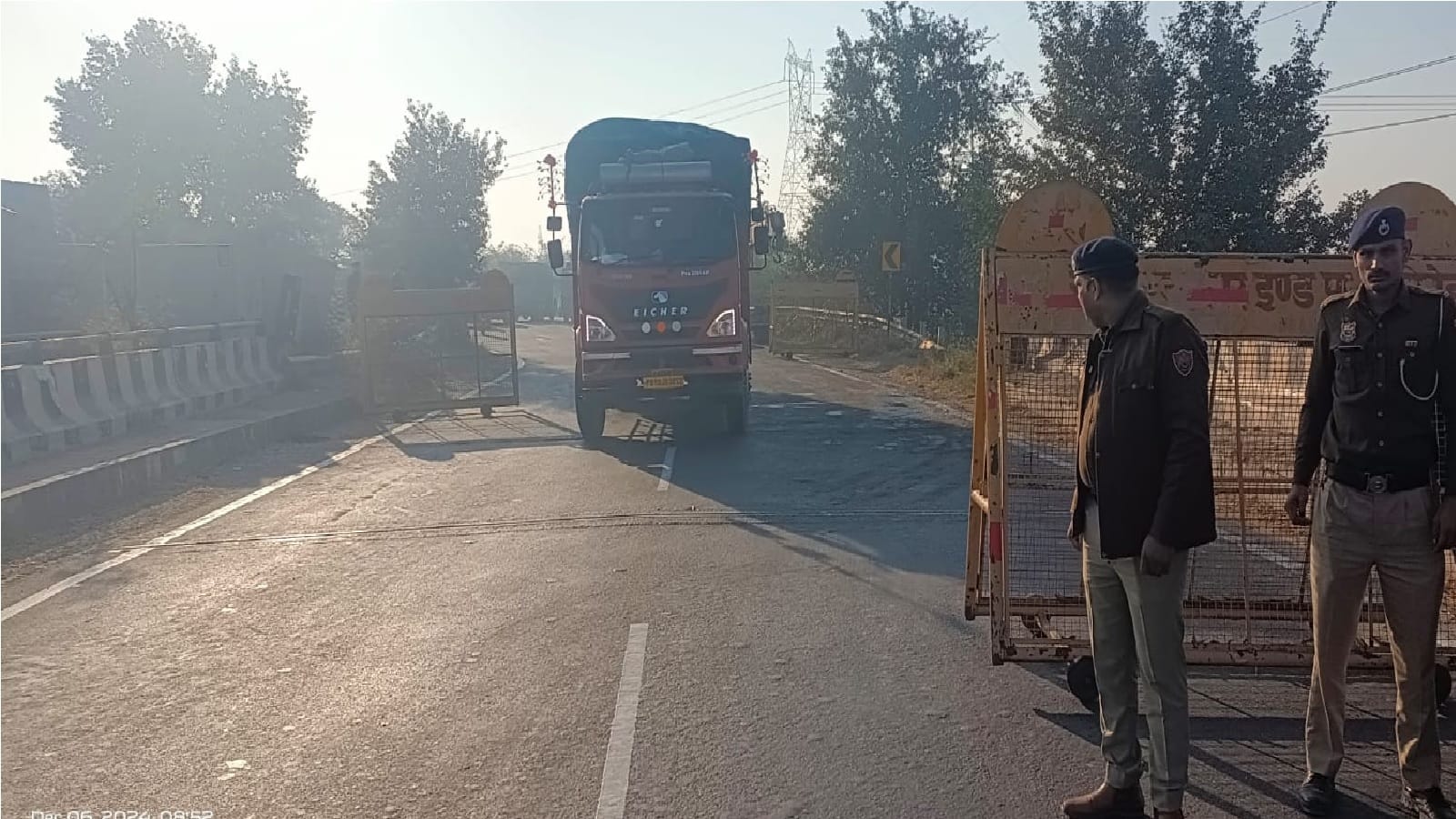 Farmers march to Delhi, Attempt to uproot barricades and barbed wires at Shambhu border