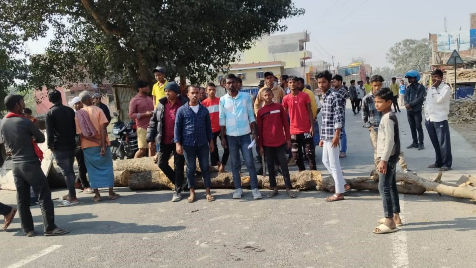 Madhepura: Students protest for not getting bihar board matric intermediate dummy admit card State Highway jam