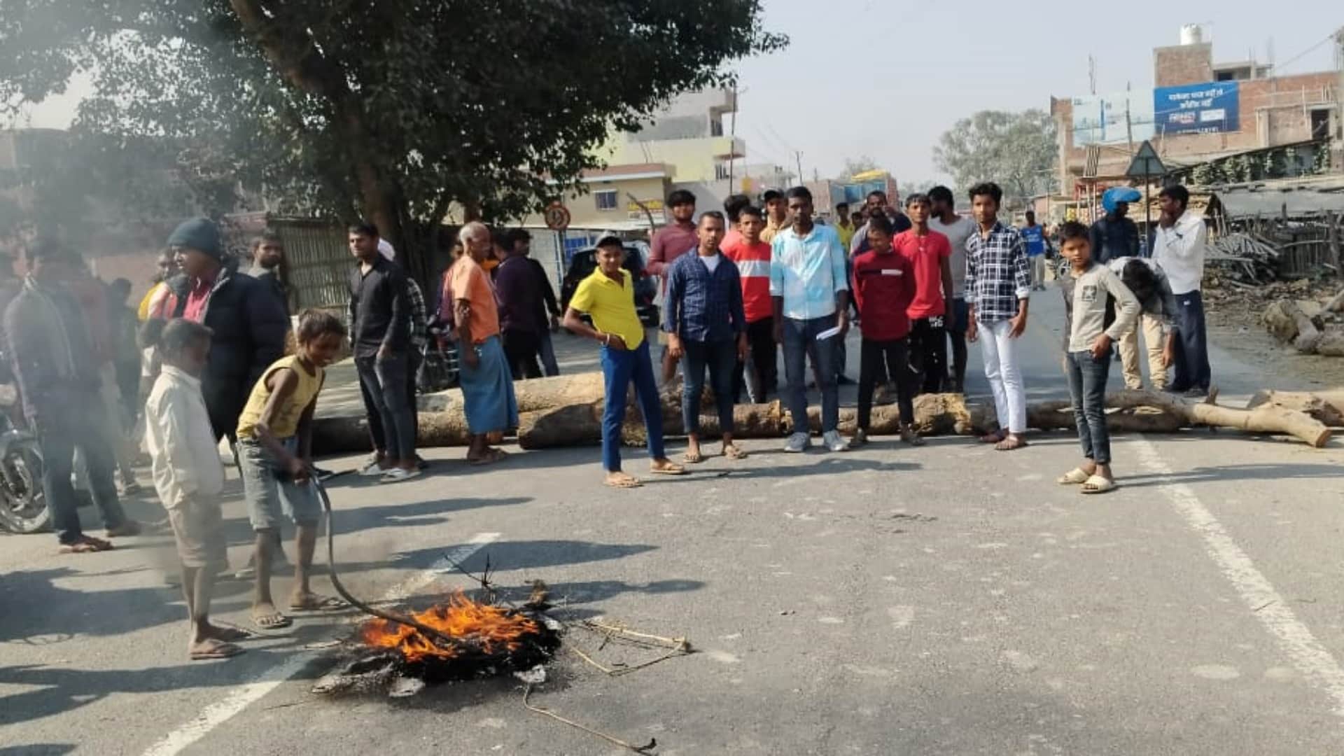 Madhepura: Students protest for not getting bihar board matric intermediate dummy admit card State Highway jam