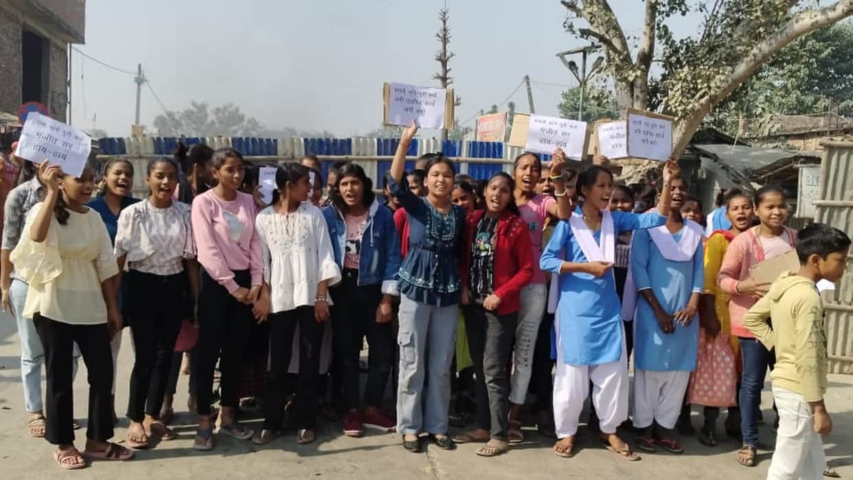 Madhepura: Students protest for not getting bihar board matric intermediate dummy admit card State Highway jam