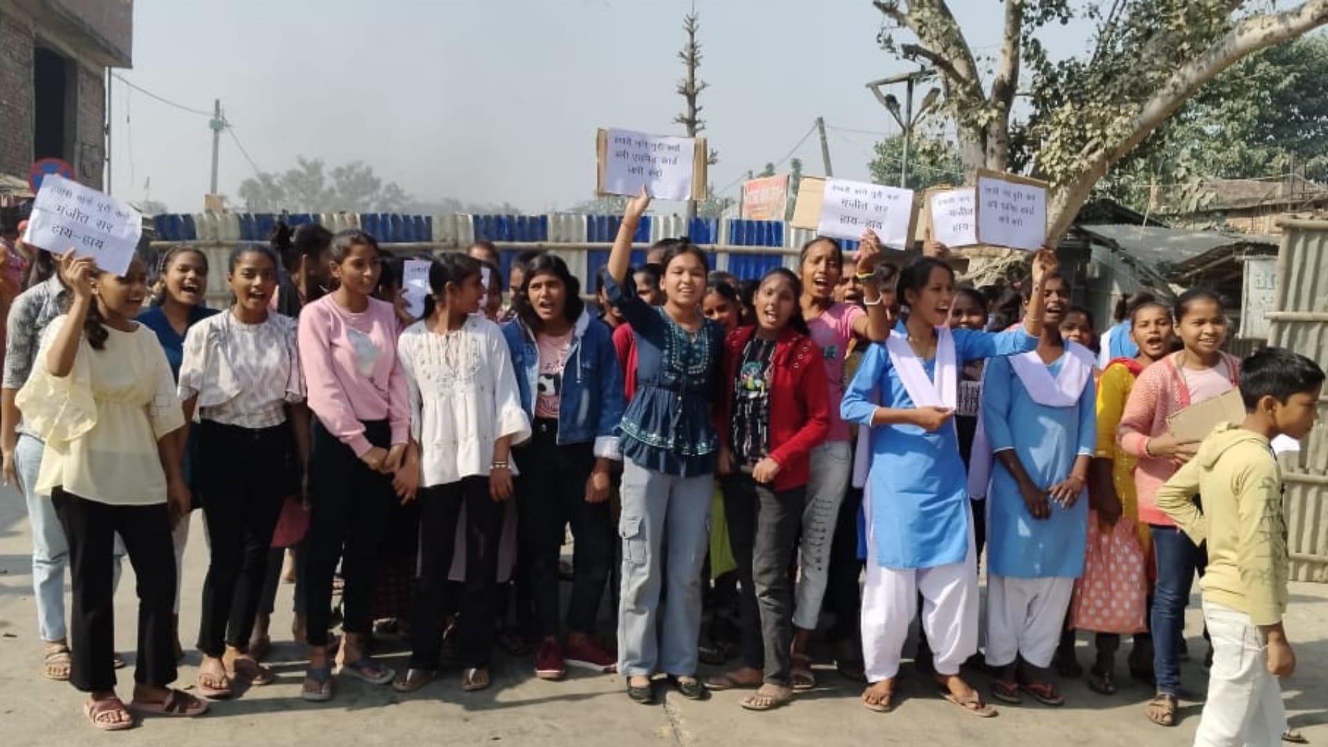 सड़क जाम कर विद्यार्थियों ने किया प्रदर्शन