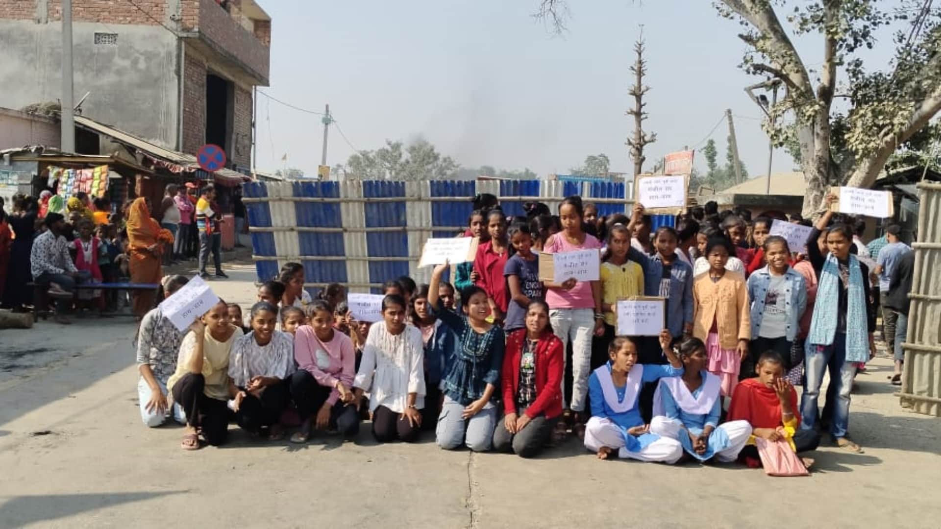 Madhepura: Students protest for not getting bihar board matric intermediate dummy admit card State Highway jam