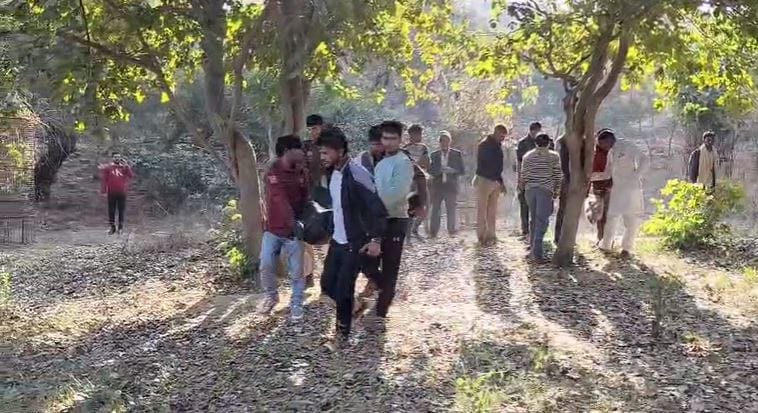 Dead body of a young man found hanging from a tree on Govardhan Parikrama road police started investigating