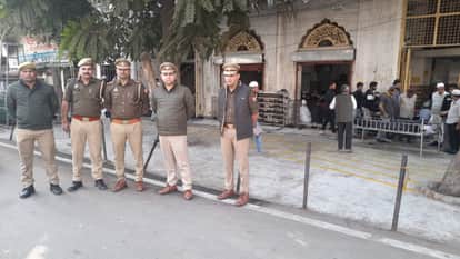 मेरठ में इमलियान मस्जिद पर तैनात पुलिस