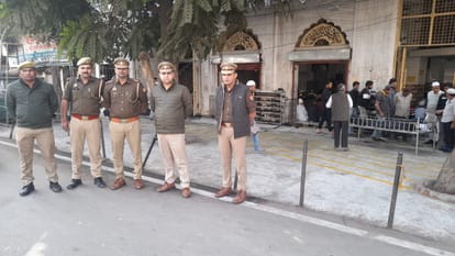 मेरठ में इमलियान मस्जिद पर तैनात पुलिस