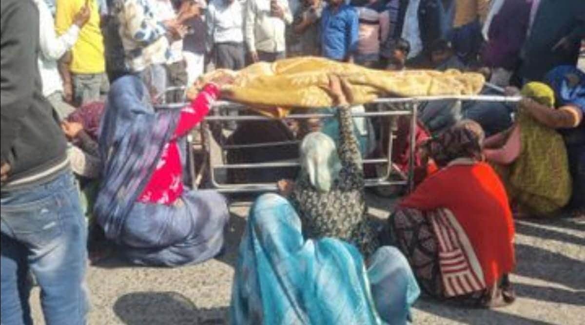 मंदसौर में महिला की हत्या के बाद गुस्साए लोगों ने शव रखकर चक्काजाम कर दिया।