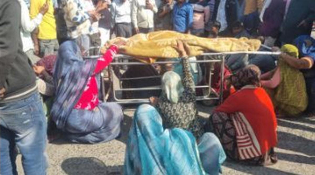 मंदसौर में महिला की हत्या के बाद गुस्साए लोगों ने शव रखकर चक्काजाम कर दिया।
