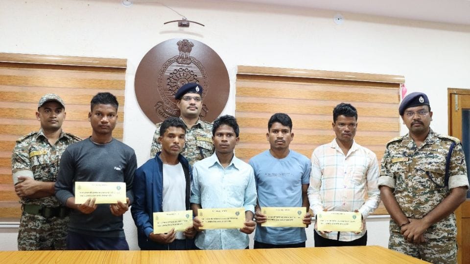 Five Naxalites surrendered with reward of Rs 11 lakh in Bijapur