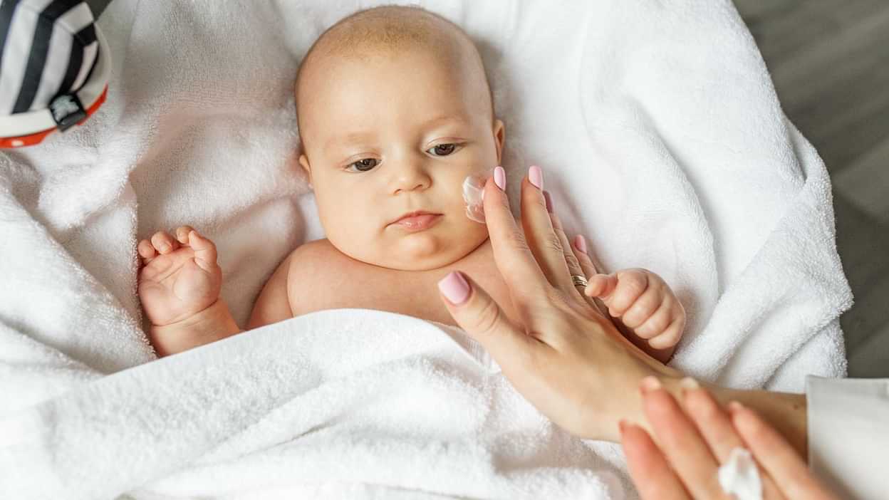 Baby Skin Care Tips In Hindi Winters Me New Born Baby Ki Skin Ka Dhyan Kaise Rakhein - Amar Ujala Hindi News Live - Baby Skin Care Tips:सर्दियों में खास तरह से